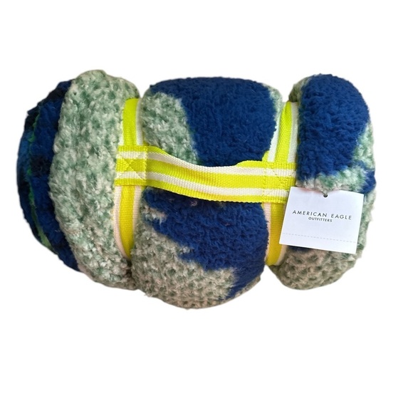 American Eagle Outfitters blanket NWT‎ - Picture 2 of 3
